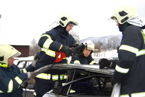 Dobrovolní hasiči se na vrakovišti seznamovali s novou technikou a v praxi si ji vyzkoušeli na vyřazených autech. <br/>
FOTO: DANA HOĎÁKOVÁ
