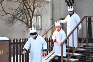Hoši převlečení za tři krále obcházeli jednotlivé domácnosti a sbírali do zapečetěných pokladniček příspěvky od lidí do Tříkrálové sbírky. <br/>                                                         
FOTO: DANA HOĎÁKOVÁ
