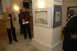 Kurátor Galerie ve vile Petr Pivoda zahajuje výstavu grafika Miloše Ševčíka. Lyrické a meditativní obrazy budou k vidění do konce února. <br/>                                                              
FOTO: DAVID MACHÁČEK
