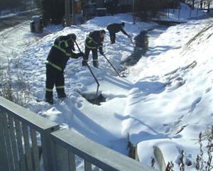 Kopřivničtí dobrovolní hasiči byli povoláni, aby rozbili led, díky němuž se ve Vlčovicích začala rozlévat voda na hlavní silnici.<br/>                              
FOTO: JSDH KOPŘIVNICE
