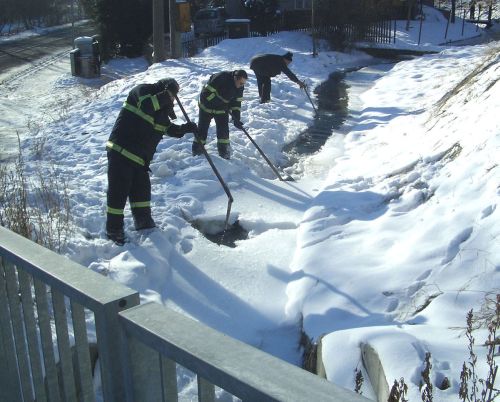 Kopřivničtí dobrovolní hasiči byli povoláni, aby rozbili led, díky němuž se ve Vlčovicích začala rozlévat voda na hlavní silnici.<br/>                              
FOTO: JSDH KOPŘIVNICE
