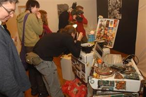 Návštěvníci výstavy Deusex kuchyňka obdivují netradiční objekty z dílny umělecké skupiny Konstruktéři Young<br/>                                                                                                     
FOTO: DAVID MACHÁČEK
