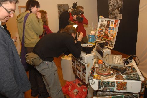 Návštěvníci výstavy Deusex kuchyňka obdivují netradiční objekty z dílny umělecké skupiny Konstruktéři Young<br/>                                                                                                     
FOTO: DAVID MACHÁČEK
