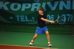 Kopřivnickému mladšímu žákovi Dominiku Bartoňovi se v domácím tenisovém turnaji „O pohár starosty města“ dařilo. Vyhrál jak dvouhru, tak spolu s Matoušem Vitáskem čtyřhru. <br/> 
FOTO: J. FEILHAUEROVÁ
