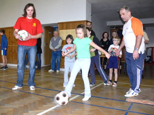 Kop míčem na branku byl pro dětské účastníky Závišického sokolíku jednodušší než přeskoky přes švihadlo.	<br/>				       
FOTO: ILONA MAZALOVÁ

