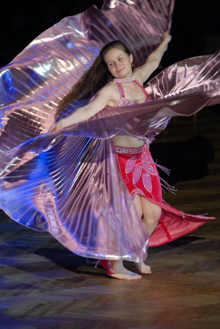 Ve víru tance probíhal sobotní večer v kopřivnickém kulturním domě. Hostem v programu 18. Obecního plesu byly také tanečnice Studia Farridah. <br/>                                          
FOTO: DAVID MACHÁČEK
