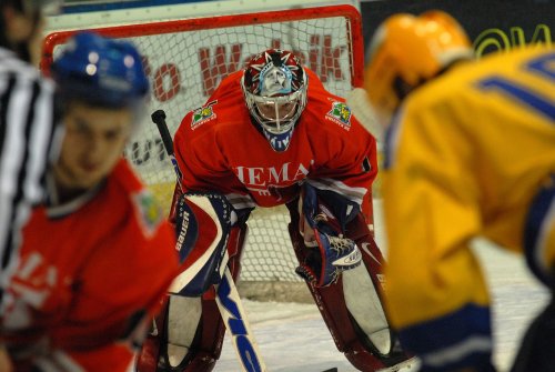 Kopřivnický tým hokejistů (ve žlutém) podlehl v 19. kole krajského přeboru na domácím ledě vedoucí Karviné a zkomplikoval si tak cestu za vytouženým vítězstvím v soutěži.<br/>         
FOTO: DAVID MACHÁČEK
