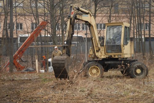 Těžká technika začala minulou středu s hloubením základů pro stavbu budoucího skautského centra Vanaivan.<br/><br/>                                                                                         
FOTO: DAVID MACHÁČEK

