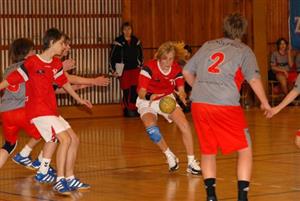 A mužstvo starších žáků kopřivnického klubu házené porazilo v domácím turnaji „O pohár Rady města Kopřivnice“ mimo jiné i Rožnov a stalo se jeho celkovým vítězem.<br/>                   
FOTO: DAVID MACHÁČEK

