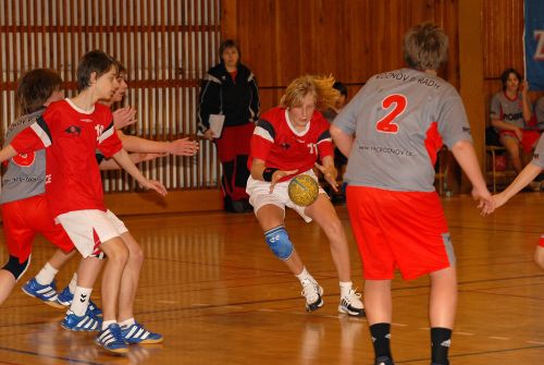 A mužstvo starších žáků kopřivnického klubu házené porazilo v domácím turnaji „O pohár Rady města Kopřivnice“ mimo jiné i Rožnov a stalo se jeho celkovým vítězem.<br/>                   
FOTO: DAVID MACHÁČEK
