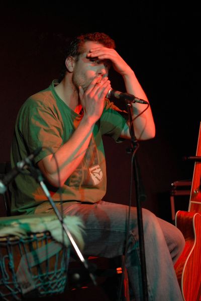 Písničkář Xaviér Baumaxa nabídl nabitému sálu klubu Nora svůj neortodoxní pohled na svět přetavený do svých písní.<br/> 
FOTO: DAVID MACHÁČEK
