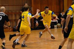 Nečekané vítězství házenkářů Kopřivnice nad Karvinou bylo především dílem skvělého kolektivního výkonu. Jednou brankou k němu přispěl i Karel Hanzelka (u míče). <br/>                   FOTO: DAVID MACHÁČEK