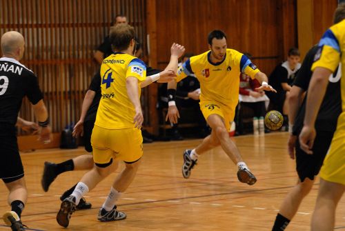 Nečekané vítězství házenkářů Kopřivnice nad Karvinou bylo především dílem skvělého kolektivního výkonu. Jednou brankou k němu přispěl i Karel Hanzelka (u míče). <br/>                   FOTO: DAVID MACHÁČEK