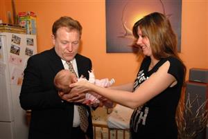 Starosta si pochoval první letošní dítě z Kopřivnice. Mamince předal dárek minulou středu.<br/>                                               FOTO: DAVID MACHÁČEK