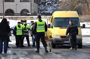 U vytipovaných automobilů nasazovali celníci do akce i psa Irona, jenž se specializuje na vyhledávání pašovaných tabákových výrobků.<br/>                                                                   
FOTO: DANA HOĎÁKOVÁ
