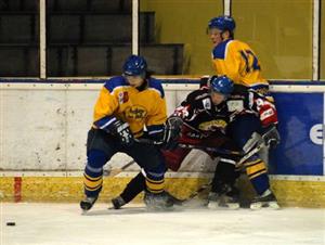 Hokejisté Kopřivnice na domácím ledě porazili těsně Rožnov, v cestě za vytouženým prvenstvím v krajském přeboru už jim ale tato výhra nepomůže.<br/>                                                              
FOTO: DAVID MACHÁČEK
