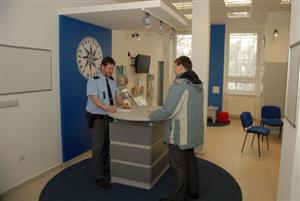 Vstupní prostor zdejší služebny Obvodního oddělení Policie ČR prošel velkou rekonstrukcí. Občané se v něm mají cítit příjemněji.<br/>                                                                  
FOTO: DAVID MACHÁČEK
