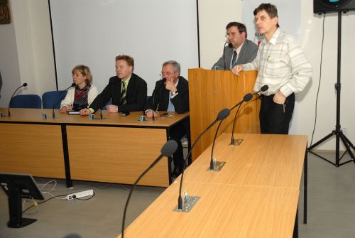 Členové zastupitelstva a zaměstnanci města při testování nového hlasovacího zařízení, které si dnes odbude premiéru. <br/>               
FOTO: DAVID MACHÁČEK
