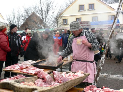 Masopust ve Štramberku doprovázely tradičně masky medvěda, nevěsty a dalších maškar a hlavně zabijačka spojená s postupnou ochutnávkou mastných výrobků. <br/>                       
FOTO: ILONA MAZALOVÁ
