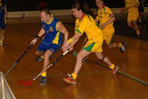 Kopřivnický florbalista Richard Plhal v souboji s hráči Paskova. Zápas mezi pátými Vikingy a devátým týmem tabulky nakonec skončil překvapivou remízou.<br/>                               
FOTO: DAVID MACHÁČEK
