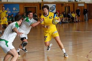 Kopřivnický házenkář Richard Hladký se v nedělním zápase ZUBR Extraligy probíjí obranou Hustopečí. V konečném účtování zatížil konto soupeře pěti brankami a jeho tým s převahou vyhrál.<br/> FOTO: DAVID MACHÁČEK