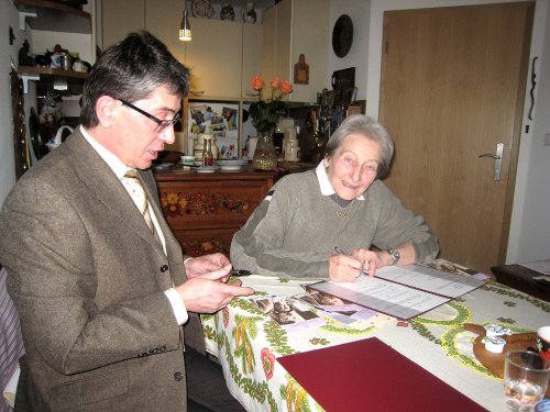 Dana Zátopková při podpisu velkorysé darovací smlouvy, kterou věnovala místnímu muzeu milion korun. <br/>                       
FOTO: REGIONÁLNÍ MUZEUM
