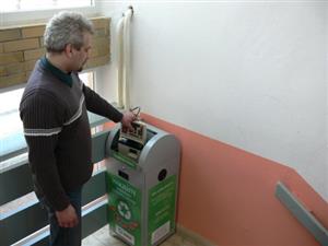 Starosta Zdeněk Vajda jako první použil E-box: „Když se zbavíme na úřadě vyřazených elektrozařízení, bude E-box téměř plný. A v domácnostech je situace určitě obdobná.“<br/>     FOTO: ILONA MAZALOVÁ