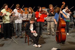 Netradiční smyčcový soubor Základní umělecké školy z Frenštátu byl zpestřením letošního ročníku přehlídky mladých hudebníků Juvenalis Musica.<br/>                                          
FOTO: DAVID MACHÁČEK
