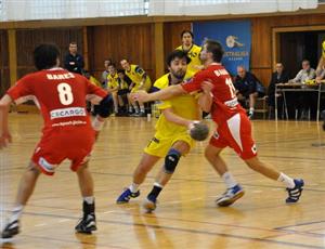 Daniel Prepsl se v nedělním zápase probíjí jičínskou obranou. Jeho týmu se tentokrát nedařilo tak, jako v únorových zápasech. Na domácí palubovce jen remizoval.                <br/>FOTO: JANA FEILHAUEROVÁ