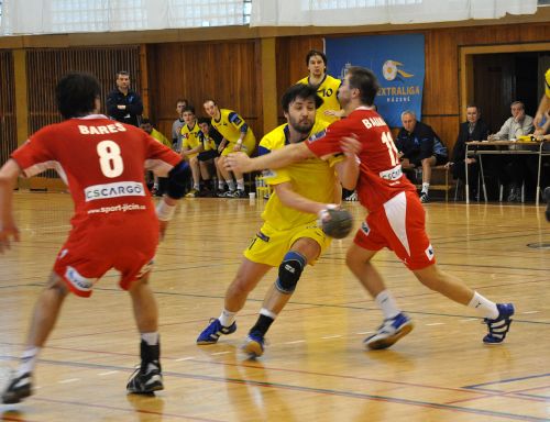 Daniel Prepsl se v nedělním zápase probíjí jičínskou obranou. Jeho týmu se tentokrát nedařilo tak, jako v únorových zápasech. Na domácí palubovce jen remizoval.                <br/>FOTO: JANA FEILHAUEROVÁ