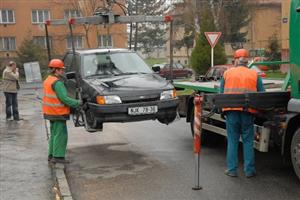 Slumeko příští týden zahájí čištění komunikací ve městě. Kdo neodstaví své zaparkované auto včas, vystavuje se nebezpečí, že se mu jarní úklid prodraží. <br/>   
FOTO: ARCHIV
