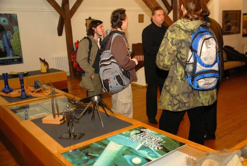 Studenti ostravské soukromé umělecké školy Ave Art diskutují před zahájením výstavy v Kopřivnici se svým vyučujícím Romanem Witaskem.   <br/>    
FOTO: DAVID MACHÁČEK
