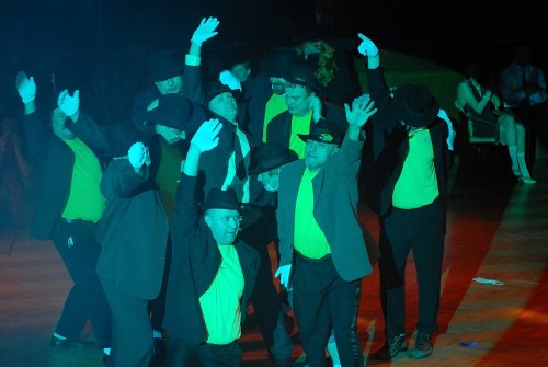 Recesní taneční skupina Direkt, s. r. o., se na sobotním Muzikantském bále rozloučila se svým účinkováním v kopřivnickém kulturním domě. <br/>   
FOTO: DAVID MACHÁČEK
