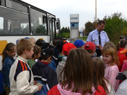 Tak jako před dvěma roky, i letos se budou děti učit v rámci projektu Autobus mám rád, je náš kamarád, jak se chovat v autobuse a prohlédnou si služebnu městské policie.<br/>                 FOTO: ARCHIV