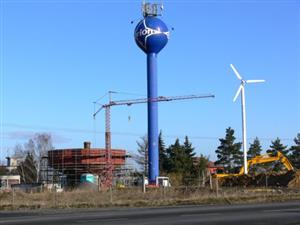 Vodojem ve tvaru létajícího talíře určený pro letiště a průmyslovou zónu se buduje na katastru Petřvaldu u silnice I/58 z Příbora na Ostravu. Jedná se v pořadí o čtvrtý vodojem v obci.<br/>  
FOTO: I. MAZALOVÁ
