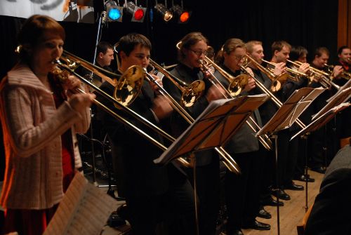 Big Band MIS music před týdnem hrál k tanci na premiéře společenské akce PlesK. Zítra jej v kulturním domě čeká samostatný koncert plný premiér.<br/>                                             
FOTO: DAVID MACHÁČEK
