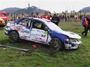 Místo atraktivní podívané lidská a rodinná tragédie. Závodní vůz při rychlostní zkoušce Valašské rally vylétl z trati a jeho srážka s diváky si vyžádala tři lidské životy. Incident je o to tragičtější, že umíraly i děti.<br/>
FOTO: HANA STANČÍKOVÁ
