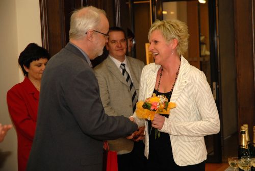Místostarosta Zdeněk Krajčír gratuluje Ireně Kašubové. Kantorka ze ZŠ Emil Zátopka byla jedním z pedagogických pracovníků oceněných u příležitosti Dne učitelů.<br/>
FOTO: DAVID MACHÁČEK
