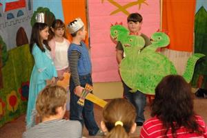 Druháci ze ZŠ 17. listopadu připravili pro děti ze tří mateřských škol pohádkové divadlo. Jeho příprava se vinula řadou předmětů od češtiny až po hudební výchovu.<br/>
FOTO: DAVID MACHÁČEK
