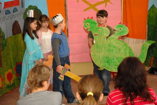 Druháci ze ZŠ 17. listopadu připravili pro děti ze tří mateřských škol pohádkové divadlo. Jeho příprava se vinula řadou předmětů od češtiny až po hudební výchovu.<br/>
FOTO: DAVID MACHÁČEK
