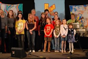 Účastníci i porotci letošního ročníku pěvecké soutěže K-Faktor při natáčení závěrečné písně. Hlasování, které určí vítěze, se v KTK rozjíždí už zítra.<br/>
FOTO: DAVID MACHÁČEK
