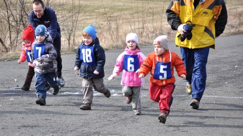 Součástí sobotního běžeckého klání Mořkovský zajíc byly i závody dětí, včetně těch nejmenších do čtyř let, které se utkaly na zhruba stometrové trati.<br/>
FOTO: JANA FEILHAUEROVÁ
