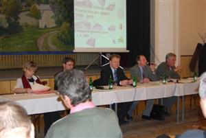 V Katolickém domě v Lubině na veřejném setkání občané zasypávali různými dotazy i připomínkami představitele města. Ti se jim snažili na vše odpovědět.<br/>
FOTO: DANA HOĎÁKOVÁ
