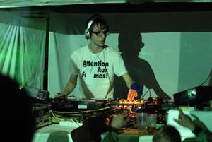 Adam Obrátil nejen, že svou muzikou bavil návštěvníky Zlámaného tataru, ale patří také k organizátorům této stále lepší taneční události.<br/>                                              
FOTO: DAVID MACHÁČEK
