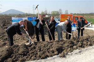Zástupci kraje, měst, investora i zhotovitele přesně před týdnem zahájili stavbu obchvatu Příbora. Stavbu, která má trvat do září 2011, mohou zkomplikovat snahy majitelů některých pozemků o jejich navrácení.<br/> 
FOTO: DAVID MACHÁČEK
