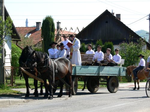 V Závišicích se v neděli uskutečnila tzv. jízda kolem osení, při níž za doprovodu živé hudby žehnal farář zahradám, polím a loukám.<br/>
FOTO: ILONA MAZALOVÁ
