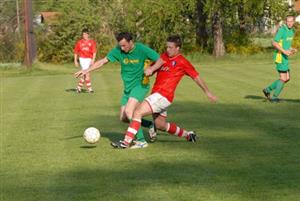 Fotbalový tým Vlčovic vyprovodil z domácího trávníku druhý Suchdol nad Odrou s porážkou 3:0 a v tabulce I. B třídy skupiny D se posunul na jeho pozici.<br/> 
FOTO: DAVID MACHÁČEK
