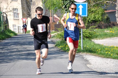 Těsně za Dalasem se zdálo, že se Miloš Macíček (vlevo) trápí více než Pavel Michna, chvíli na to ale Macíček svého soupeře utrhl a v cíli Štramberské desítky byl první.<br/>
FOTO: JANA FEILHAUEROVÁ
