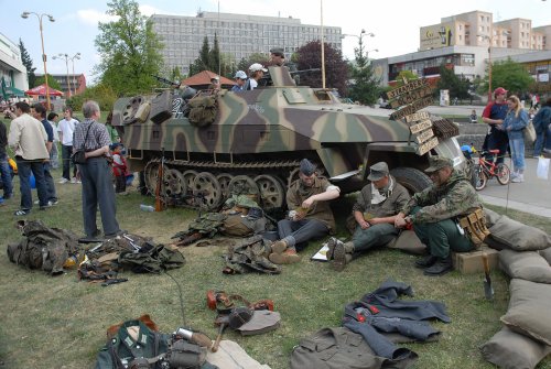Muži v dobových uniformách a především jejich pásový obrněnec byli v obležení návštěvníků Beskyd Model Kit Show. Klub vojenské historie Slezsko má svou základnu v Kopřivnici.<br/>
FOTO: DAVID MACHÁČEK
