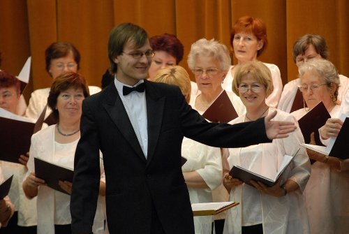 Mladý sbormistr Michal Holub si odbyl svou dirigentskou premiéru, když řídil Pěvecké sdružení Kopřivnice při jeho tradičním jarním koncertě.<br/>
FOTO: DAVID MACHÁČEK
